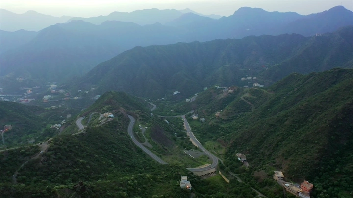 منظر جوي لجبال رجال المع في الصباح الباكر.