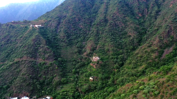 منظر جوي لجبال خضراء في رجال المع عسير، تصوير جوي.