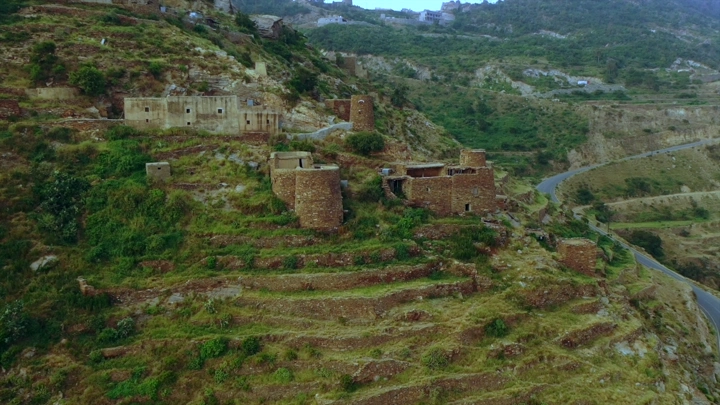 قلعة قديمة في جبال الحشر، لقطة جوية.