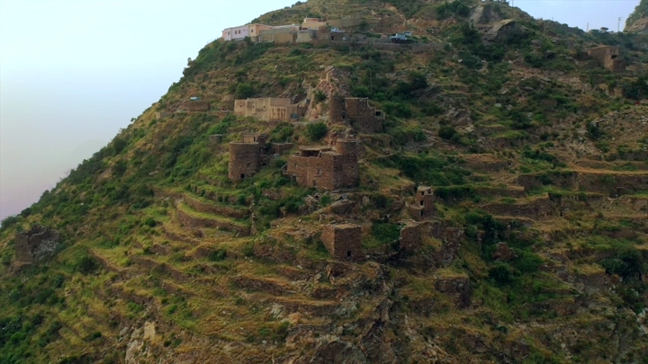 قرية جبلية في جازان، لقطة جوية.