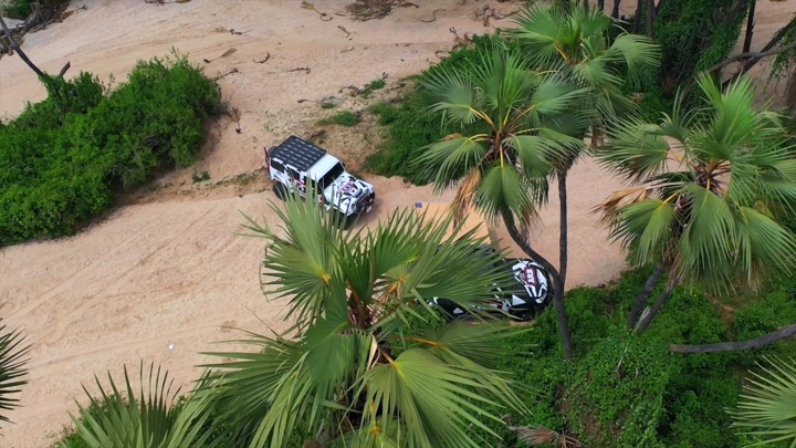 سيارات على طريق رملي في وادي الغمار، لقطة جوية.