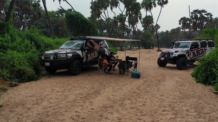 سيارات دفع رباعي في وادي الغمار بجيزان، لقطة نهارية.