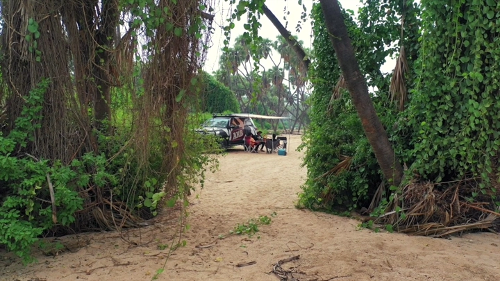 وادي الغمار في جازان مع سيارة ومجموعة أشخاص، لقطة طبيعية.
