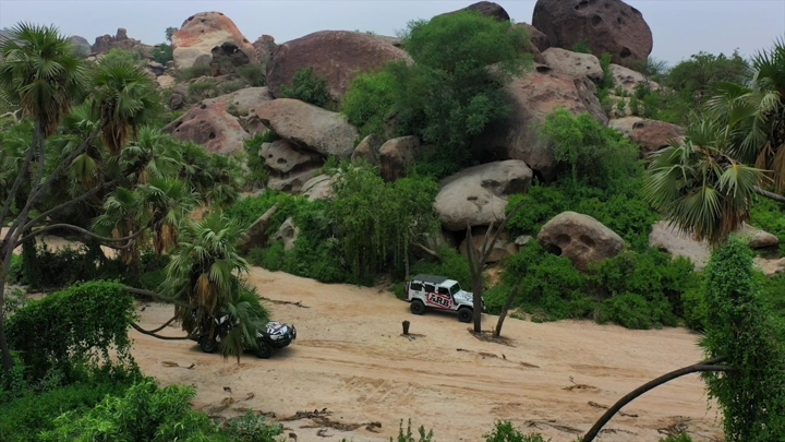 وادي الغمار في جيزان مع سيارات دفع رباعي، لقطة جوية.