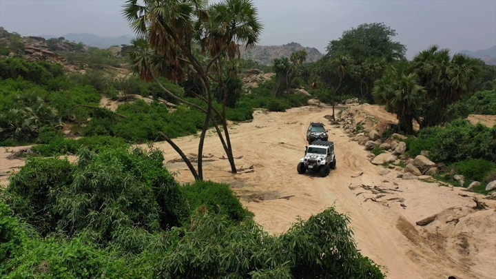 سيارات دفع رباعي في وادي الغمار بجازان، لقطة جوية.
