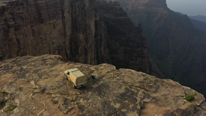 سيارة على حافة جبال القهر في جازان، لقطة جوية.