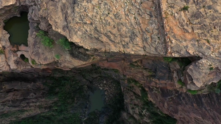 منظر علوي لجبال القهر في جازان، لقطة جوية.