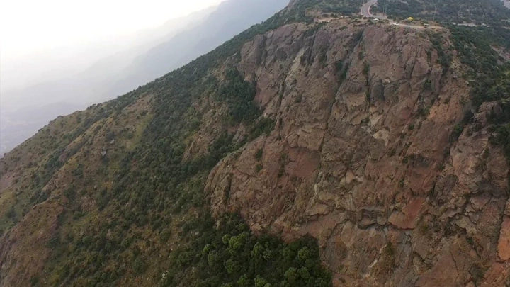 منظر جوي لجبل في النماص، السعودية، لقطة من طائرة بدون طيار.