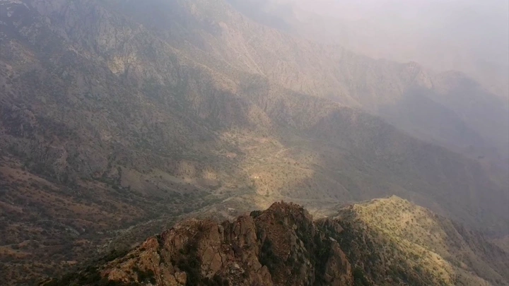 منظر جوي لجبال شعف تنومة في الضباب، لقطة من طائرة الدرون.