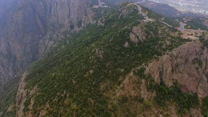 جبل مغطى بالأشجار في شعف النماص، لقطة جوية.