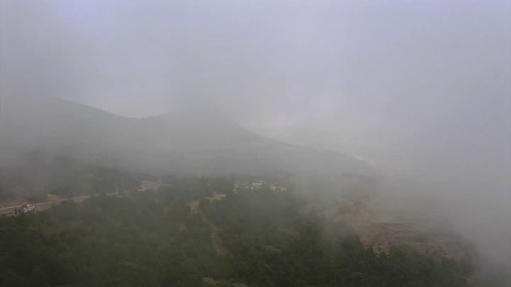 منظر ضبابي لجبال شعف بللسمر، لقطة جوية.