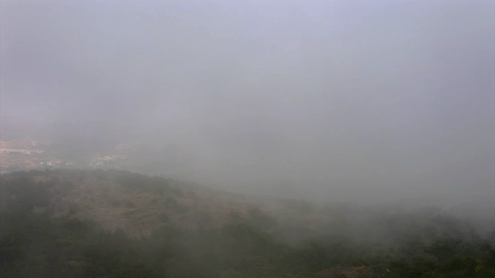 منظر ضبابي في شعف بللسمر، لقطة من الجو.