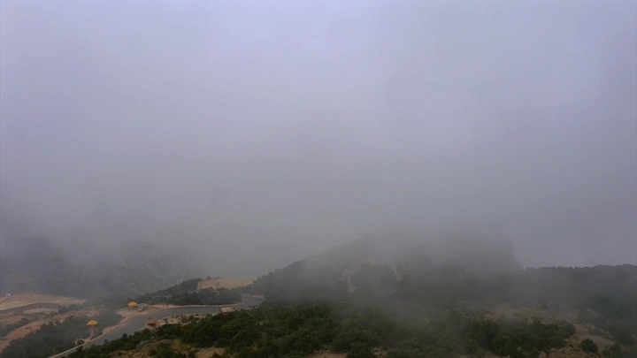 منظر ضبابي للجبال في شعف الوليد بالنماص، لقطة جوية.