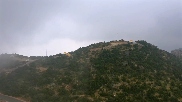 جبل مغطى بالأشجار في شعف الوليد بالنماص، لقطة جوية.