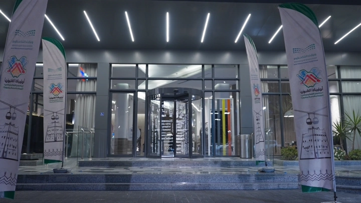 مدخل فندق حديث في الليل، لقطة أمامية.