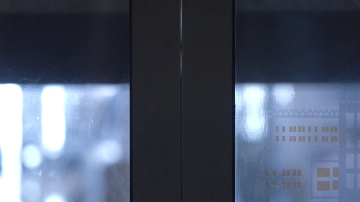 أبواب مصعد مغلقة في مبنى حديث، لقطة مقربة.