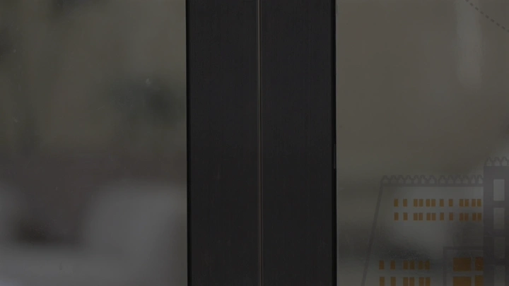 باب مصعد حديث في مبنى، لقطة قريبة.