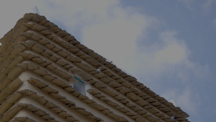 زاوية مبنى حجري تقليدي في عسير، لقطة قريبة.