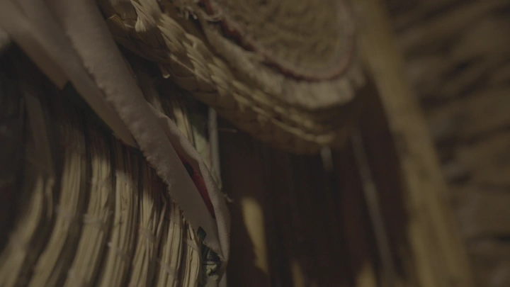 سلال منسوجة يدوياً في ضوء خافت، لقطة قريبة.