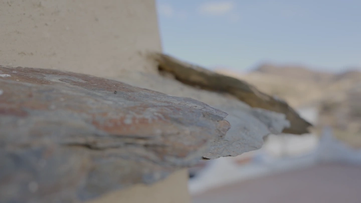 صخور حجرية قديمة في عسير، لقطة مقربة.