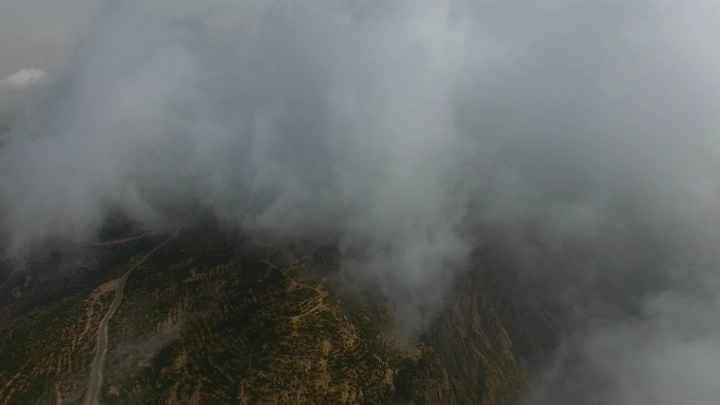 منظر جوي للجبال المغطاة بالضباب في بللحمر، لقطة درون.