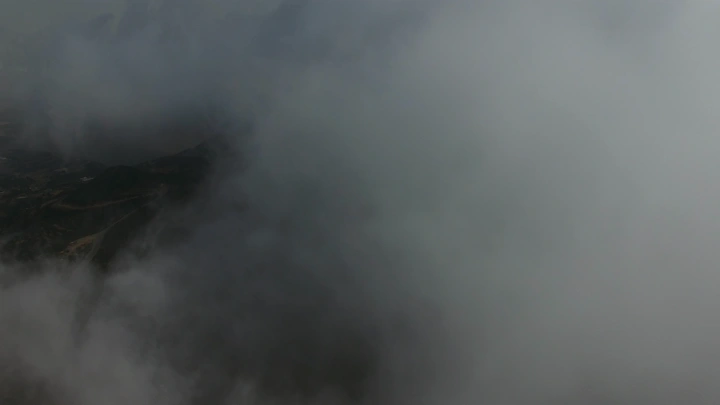 ضباب يغطي شعف بللحمر، لقطة جوية.