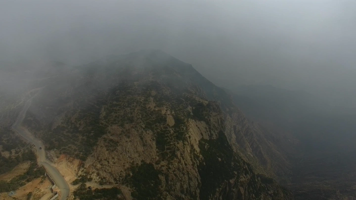 جبل مغطى بالضباب في تنومة، لقطة جوية.