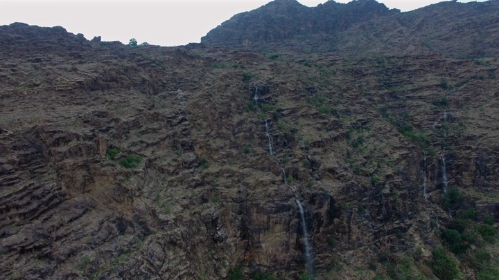 شلال في جبال تهامة، لقطة جوية.