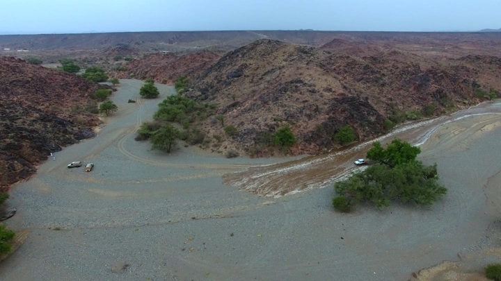 جريان مياة الامطار في وادي بين الجبال، لقطة جوية.