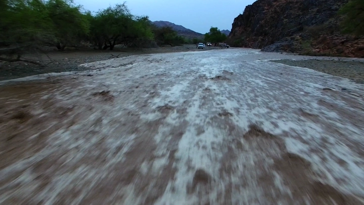 شعيب ماء في وادٍ جبلي بعد المطر، لقطة جوية.