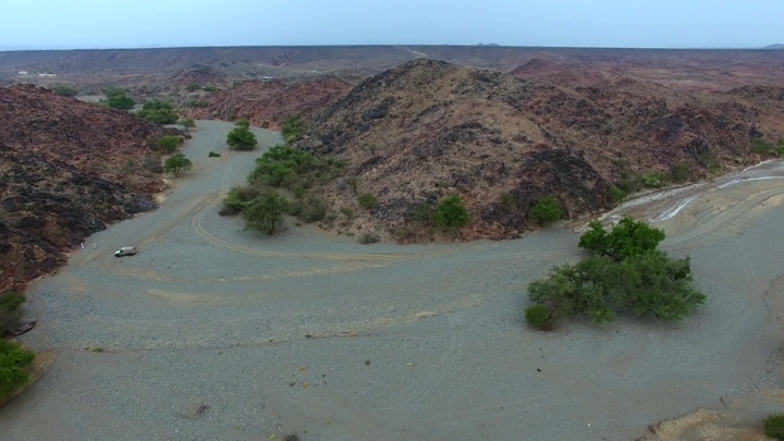 وادي في بيشه بعد السيل، منظر جوي.