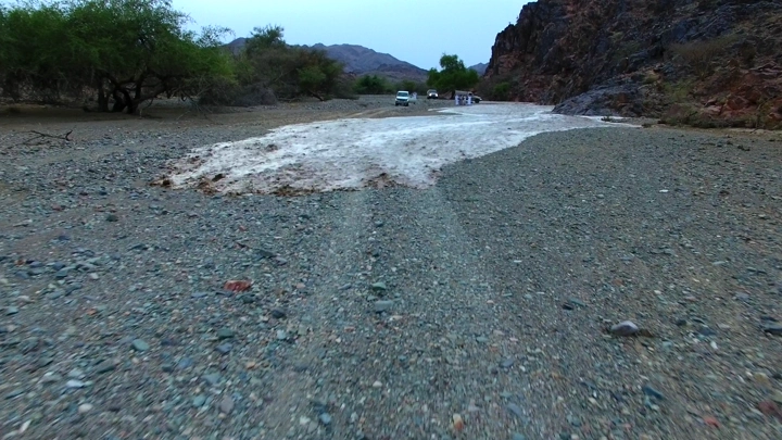 جريان وادي في منطقة جبلية، لقطة أرضية.