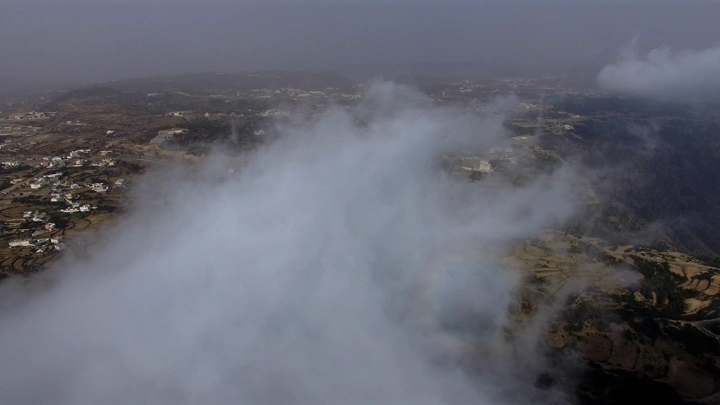 ضباب يغطي منطقة عسير، صورة جوية.