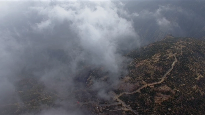 منظر جوي لضباب يغطي جبال شعف تنومة، لقطة جوية.