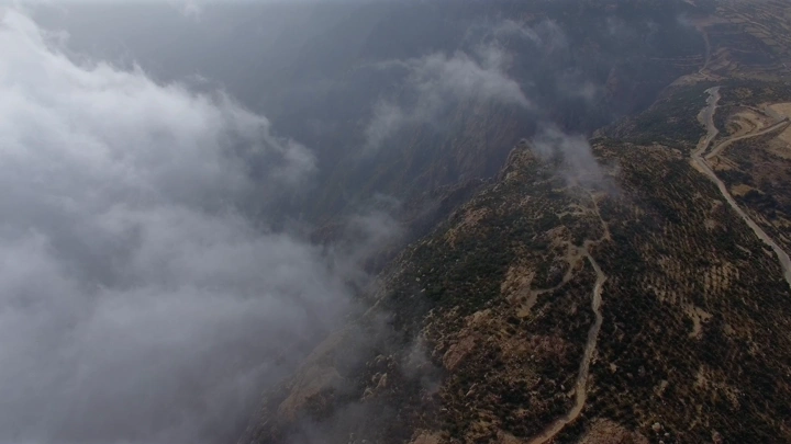 منظر جوي للضباب فوق جبال باللحمر، لقطة درون.