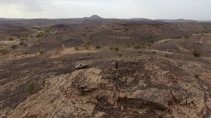 سيارة على تلة صخرية في نجران، لقطة جوية.