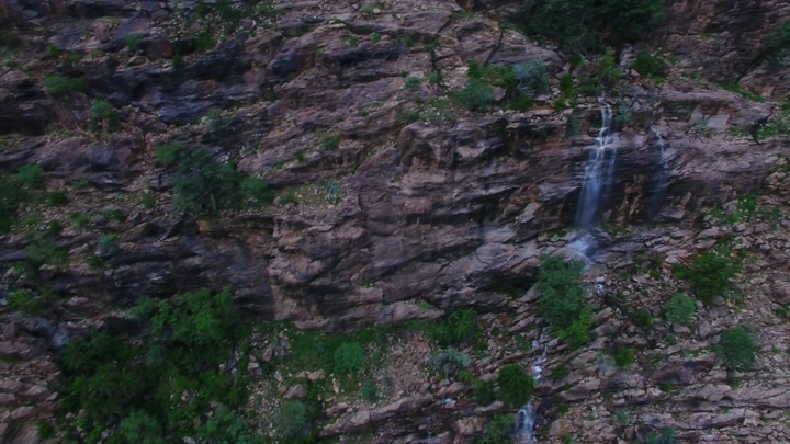 شلال صغير في جبال تهامة، لقطة جوية.