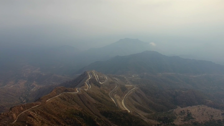 طريق متعرج في جبال عقبة سنان، لقطة جوية.