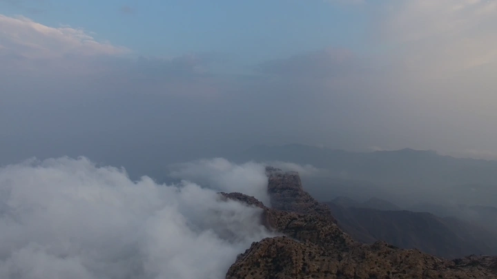 جبال الحبلة في عسير مغطاة بالغيوم، لقطة جوية.