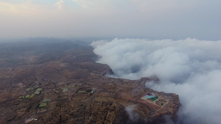 منظر جوي للحبلة في عسير مع الغيوم الكثيفة، لقطة جوية .