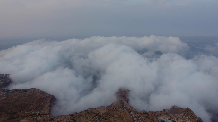منظر جوي للغيوم فوق الحبلة في عسير، لقطة جوية .
