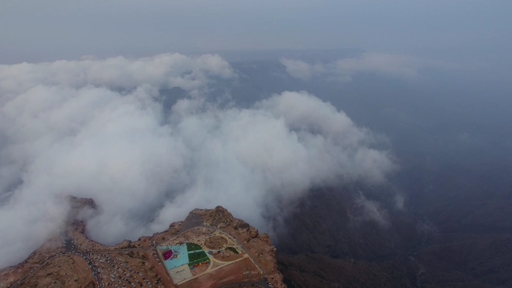 منظر جوي للحبلة في عسير مغطاة بالغيوم، لقطة درون.