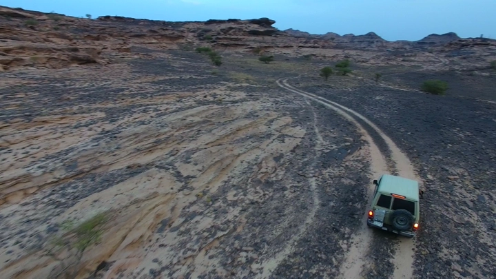 سيارة تسير في صحراء ظهران الجنوب، لقطة جوية.