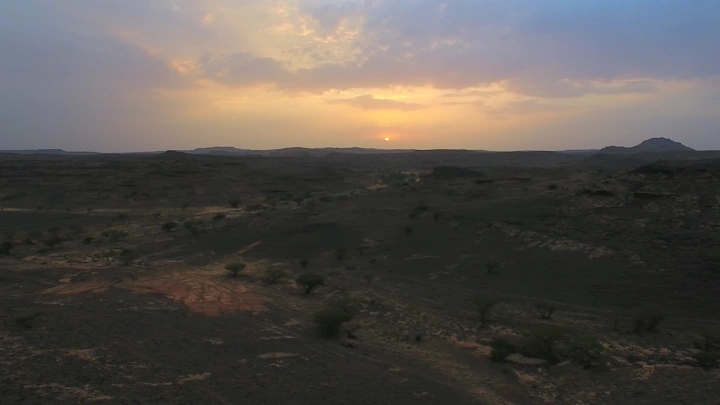 غروب الشمس فوق صحراء بدر الجنوب في نجران، لقطة جوية.