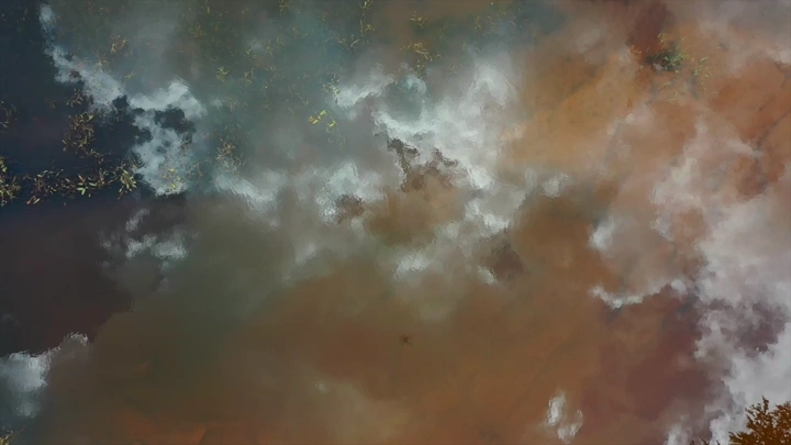 سماء غائمة فوق الحبلة في عسير، لقطة جوية.