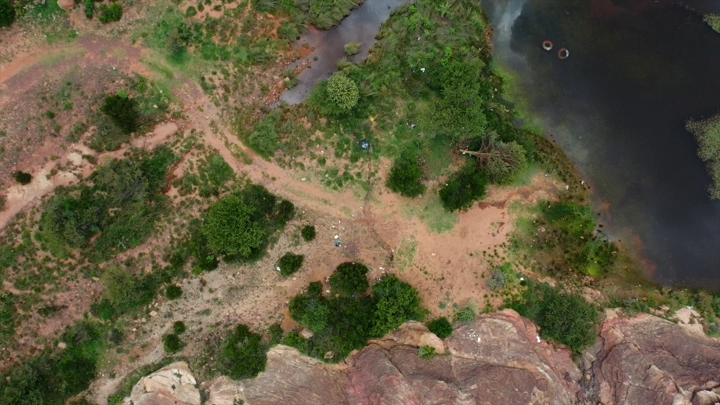 منظر علوي لمنطقة الحبلة في عسير، يظهر تضاريس صخرية ونباتات خضراء . لقطة جوية