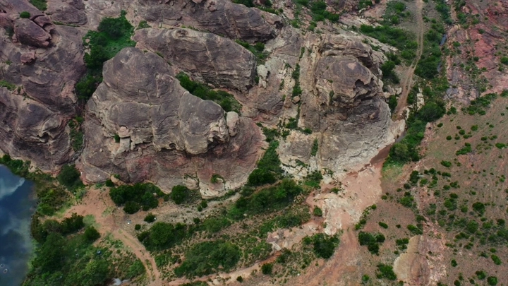 تضاريس صخرية في الحبلة، عسير، لقطة جوية.