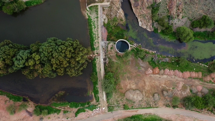 صورة جوية لسد جوف ال شواط في منطقة طبيعية.