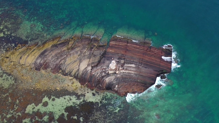 جزيرة جبل كدمبل من الأعلى، لقطة جوية.