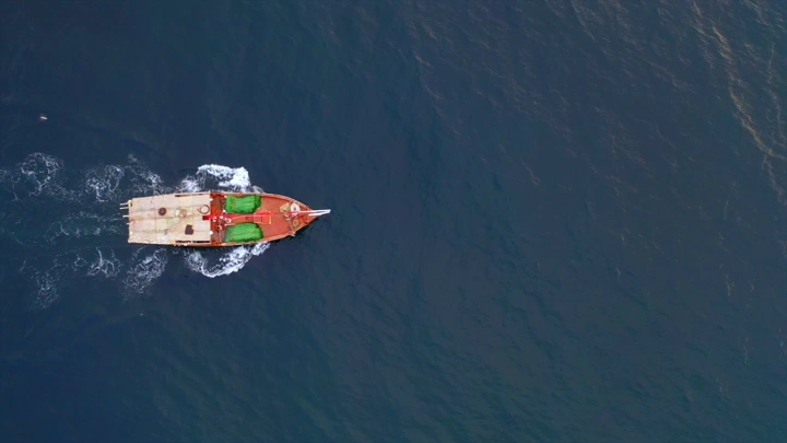 قارب قديم في البحر الأحمر، لقطة جوية.